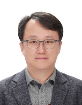 강준욱 대통령실 국민통합비서관이 지난 3월 발간한 자신의 저서에 윤석열 전 대통령의 비상계엄을 옹호하는 내용을 담아 논란이 일고 있다. 이에 대해 강 전 비서관은 입장문을 내고 사과했다. / 동국대학교 홈페이지 갈무리.