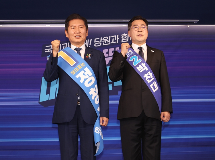 더불어민주당 정청래(왼쪽), 박찬대 당대표 후보가 지난 20일 서울 여의도 민주당 당사에서 열린 당대표 및 최고위원 선출을 위한 영남권 합동연설회에서 기념촬영을 하고 있다. / 뉴시스