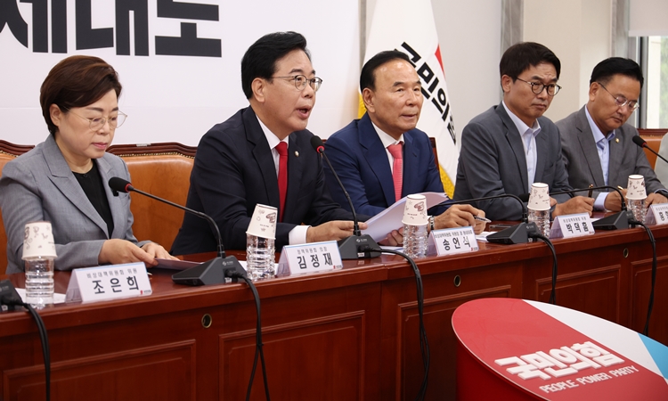 송언석(왼쪽 두번째) 국민의힘 비상대책위원장 겸 원내대표가 21일 서울 국회에서 열린 비상대책위원회의에서 발언하고 있다.  /뉴시스