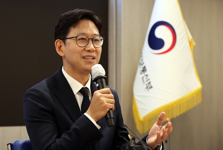 21일 과학기술정보통신부가 전국 우체국망 알뜰폰 서비스를 활용해 독거 노인 통신비 지원 사업을 추진한다고 밝혔다. 사진은 배경훈 과학기술정보통신부 장관이 지난 17일 세종시 정부세종청사에서 취임식을 마친 뒤 직원들과 대화하는 모습. / 뉴시스