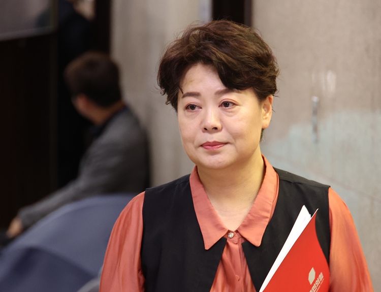 윤희숙 국민의힘 혁신위원장이 17일 서울 여의도 국회에서 열린 비상대책위원회의에 참석하고 있다.  /뉴시스