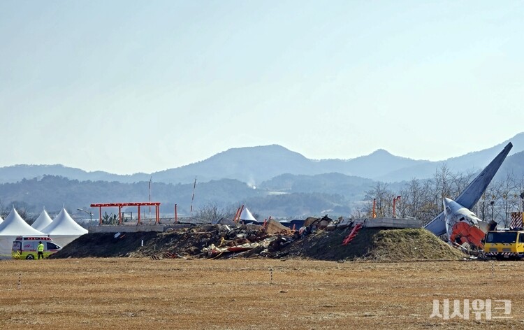 국토교통부 산하 사고조사위원회가 무안국제공항 제주항공 여객기 참사와 관련해 조종사 과실 가능성에 무게를 둔 조사보고서를 발표해 논란이 일고 있다. 사진은 무안공항 제주항공 여객기 사고 현장 모습. / 시사위크DB