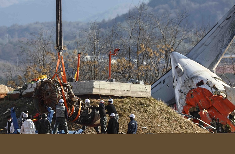 제주항공조종사노조 측이 국토부 사조위의 조사 결과 발표에 대해 성명서를 발표하며 비판의 목소리를 높였다. 사진은 지난 1월 3일 인양된 사고 여객기 엔진. / 뉴시스