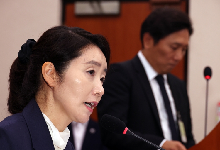 강선우 여성가족부 장관 후보자가 14일 서울 여의도 국회에서 열린 여성가족위원회의 인사청문회에서 의원 질의에 답하고 있다. / 뉴시스