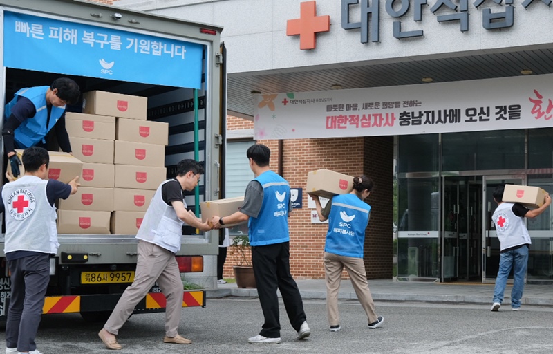 대한적십자사 충남지사에서 18일 SPC그룹 해피봉사단 직원들이 수해 이재민들을 위한 구호물품을 전달하고 있다. SPC그룹은 집중호우로 피해를 입은 충청·호남·경남 지역에 빵과 생수 등 구호물품 총 1만 4000개를 긴급 지원했다. / SPC