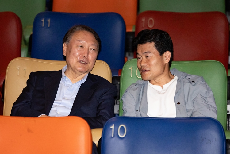 윤석열 전 대통령이 대선 국면이던 지난 5월 21일 오전 서울 중구 메가박스 동대문점에서 다큐멘터리 영화 '부정선거, 신의 작품인가'를 관람하기 앞서 전한길 씨와 대화하고 있다. /뉴시스