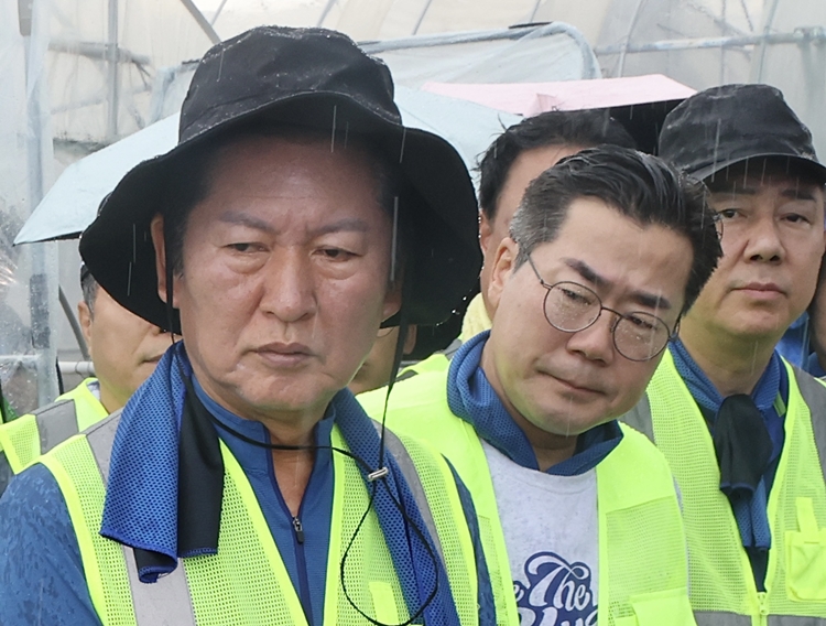 더불어민주당 당 대표 선거 초반, 정청래 후보가 기선 제압에 성공한 가운데, 호남과 수도권의 순회경선 일정이 연기된 것이 당 대표 선거의 변수가 될 수 있다는 전망이 나온다. 사진은 정 후보와 박찬대 후보가 21일 충남 예산군 신안면 조곡리 수해복구 현장에서 최재구 예산군수로부터 피해 현황을 듣고 있는 모습. / 뉴시스