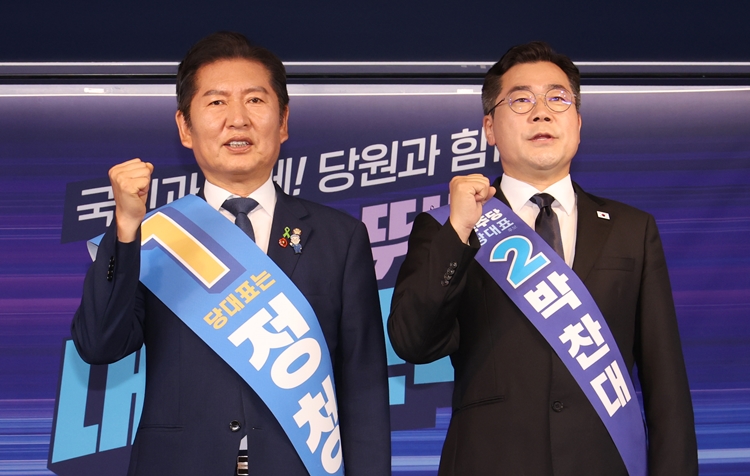 정청래(왼쪽), 박찬대 더불어민주당 당 대표 후보가 지난 20일 서울 여의도 민주당 당사에서 열린 당 대표 및 최고위원 선출을 위한 영남권 합동연설회에서 기념촬영을 하고 있다. / 뉴시스