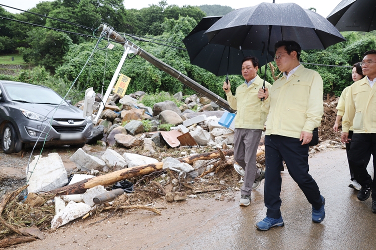 이재명 대통령이 21일 기록적인 폭우가 쏟아진 경남 산청군 산청읍 부리마을을 찾아 피해 현장을 점검하고 있다. / 뉴시스