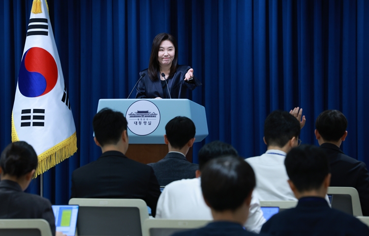 강유정 대변인이 18일 서울 용산 대통령실 청사에서 집중호우 대처상황 점검회의 및 청년담당관 관련 브리핑을 하며 출입기자 질문을 받고 있다. / 뉴시스