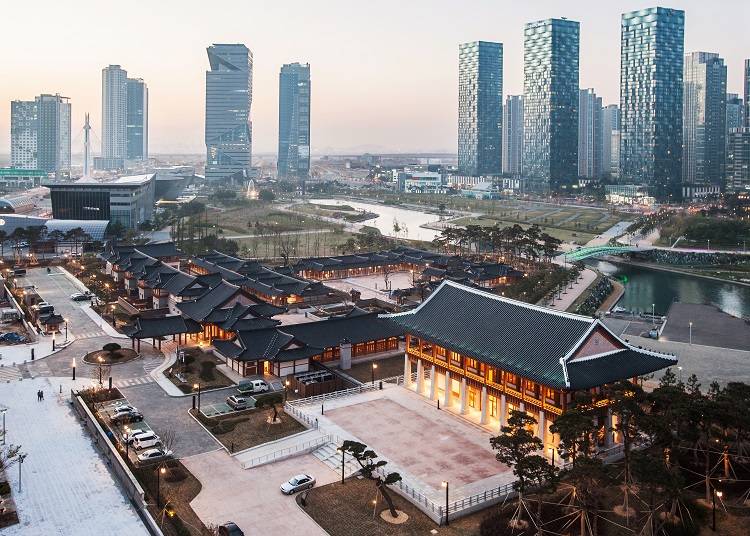 송도 한옥호텔인 경원재 바이 워커힐이 경일관광경영고등학교와 산합협력 MOU를 체결했다. / 경원재 바이 워커힐