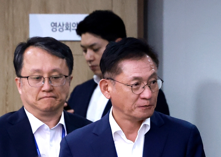 강유정 대변인이 22일 서울 용산 대통령실 청사에서 '계엄옹호 논란'이 일고 있는 강준욱 대통령실 국민통합비서관 자진사퇴와 관련 브리핑을 진행했다. 사진은 지난 17일 서울 용산 대통령실 청사에서 열린 대통령 수석·보좌관 회의에 참석하고 있는 강 비서관(왼쪽). / 뉴시스