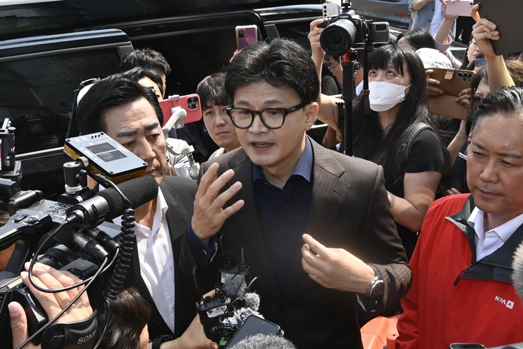 한동훈 전 국민의힘 대표가 제21대 대통령 선거 사전투표 첫날인 지난 5월 29일 오전 광주 동구 창업지원센터 서남동사전투표소에서 투표를 마친 뒤 취재진 질문에 답변하고 있다. /뉴시스