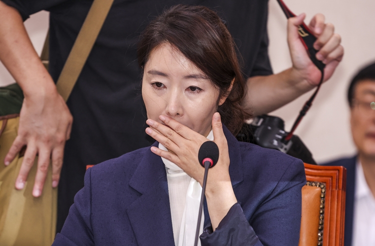 강선우 여성가족부 장관 후보자가 지난 14일 서울 여의도 국회에서 열린 여성가족위원회의 인사청문회에서 의원들의 질문을 듣고 있다. / 뉴시스