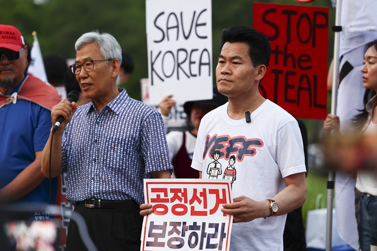 전직 한국사 강사 전한길씨가 지난 5월 30일 경기도 과천 중앙선거관리위원회 청사 앞에서 공정선거 보장을 촉구하는 보수단체 집회에 참가하고 있다. /뉴시스