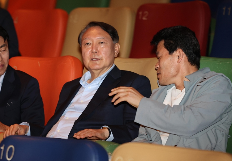 윤석열 전 대통령이 지난 5월 21일 오전 서울 중구 메가박스 동대문점에서 다큐멘터리 영화 '부정선거, 신의 작품인가'를 관람하기 앞서 전한길 씨와 대화하고 있다. /뉴시스