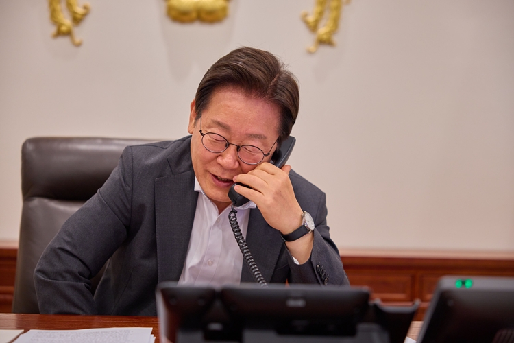 이재명 대통령이 22일 서울 용산 대통령실 청사에서 타밈 빈 하마드 알 싸니 카타르 국왕과 통화하고 있다. / 대통령실 제공