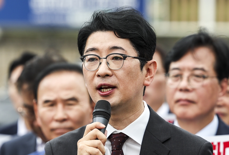 주진우 국민의힘 의원이 지난 1일 오전 서울 용산구 대통령실 앞에서 열린 현장 의원총회에서 발언하고 있다.  /뉴시스