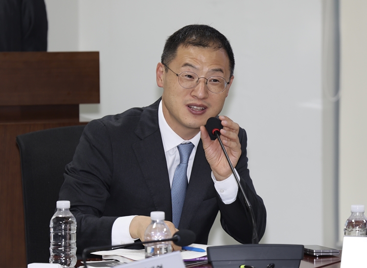 김상욱 더불어민주당 의원이 23일 강선우 여성가족부 장관 후보자의 ‘보좌관 갑질’ 논란과 관련해 “당이 분열되고 고립돼 가고 있다는 느낌을 받았다”며 우려의 목소리를 냈다. 사진은 김 의원이 지난달 16일 국회 의원회관에서 열린 '법무부 제출 난민법 개정안에 대한 평가와 바람직한 난민법 개정안의 방향' 간담회에서 발언하고 있는 모습. / 뉴시스