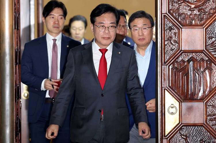 송언석 국민의힘 비상대책위원장 겸 원내대표가 23일 오후 서울 여의도 국회에서 열린 비공개 의원총회를 마치고 밖으로 나서고 있다. /뉴시스