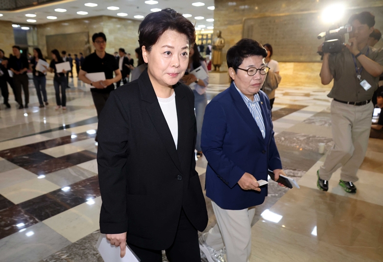 윤희숙 국민의힘 혁신위원장이 23일 서울 여의도 국회에서 열린 비공개 의원총회에 참석하고 있다. 오른쪽은 임이자 의원. /뉴시스