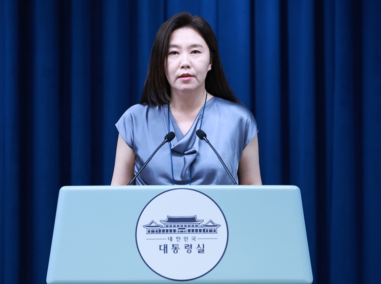 강유정 대변인이 23일 서울 용산 대통령실 청사에서 강선우 여성가족부 장관 후보자 사퇴 관련 브리핑을 하고 있다. / 뉴시스