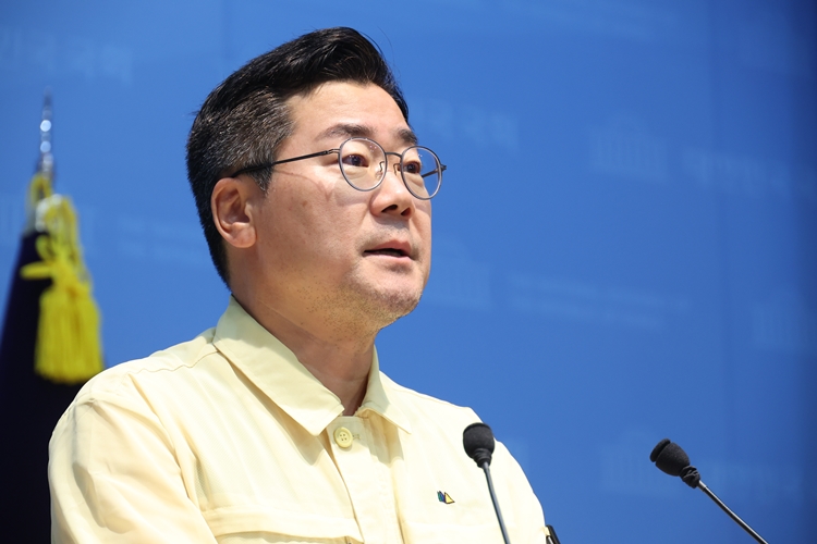 박찬대 더불어민주당 당대표 후보가 24일 국회 소통관에서 검찰개혁 관련 기자회견을 하고 있다. / 뉴시스