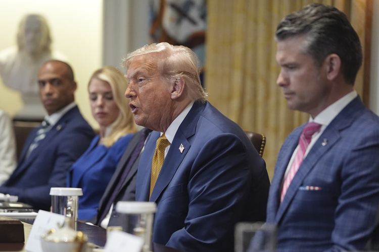 도널드 트럼프 미국 대통령이 지난 8일(현지 시간) 백악관에서 주재한 내각회의에서 발언하고 있다. /워싱턴=AP/뉴시스