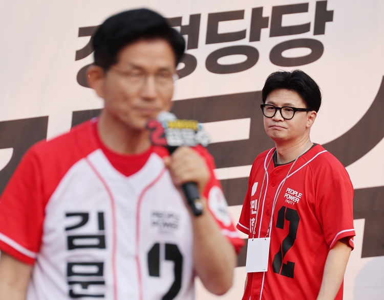 한동훈 전 국민의힘 대표가 지난 5월 26일 서울 도봉구 방학사거리 인근에서 열린 김문수 국민의힘 대선 후보의 집중유세에 지원나와 김 후보에게 가고 있다.  /뉴시스