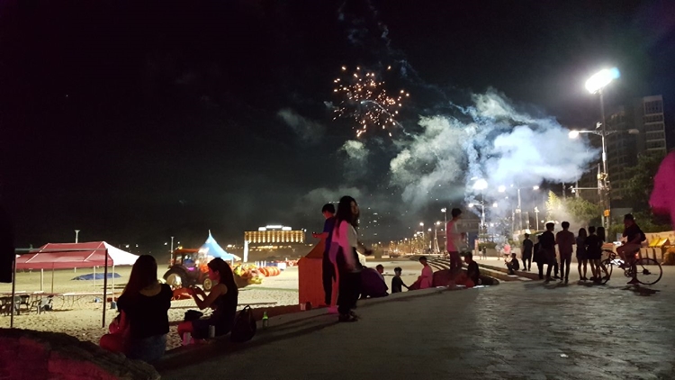 해변가 백사장에서 ‘폭죽놀이’는 현행법상 제한되는 행위다. 사진은 부산 해운대해수욕장 폭죽놀이. / 뉴시스 