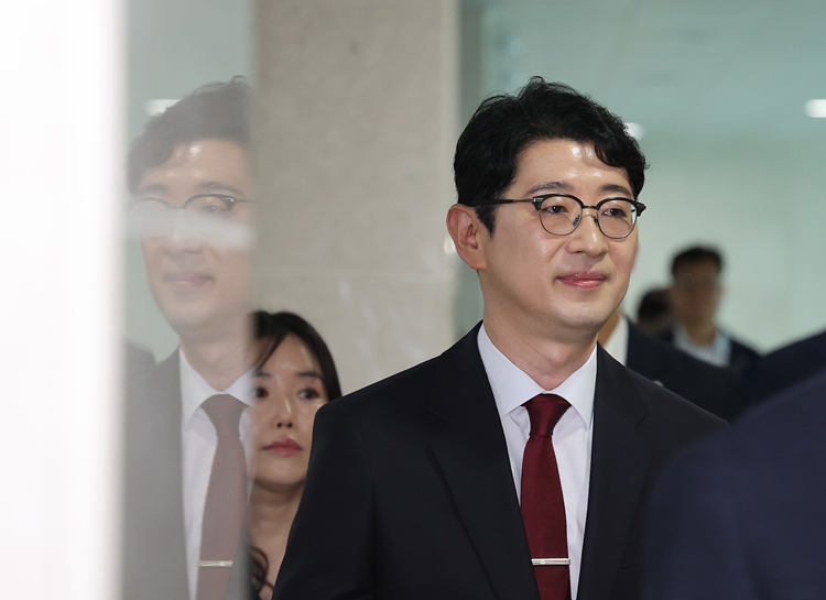 주진우 국민의힘 의원이 24일 오전 서울 여의도 국회 소통관에서 당대표 출마선언 기자회견을 위해 이동하고 있다.  /뉴시스