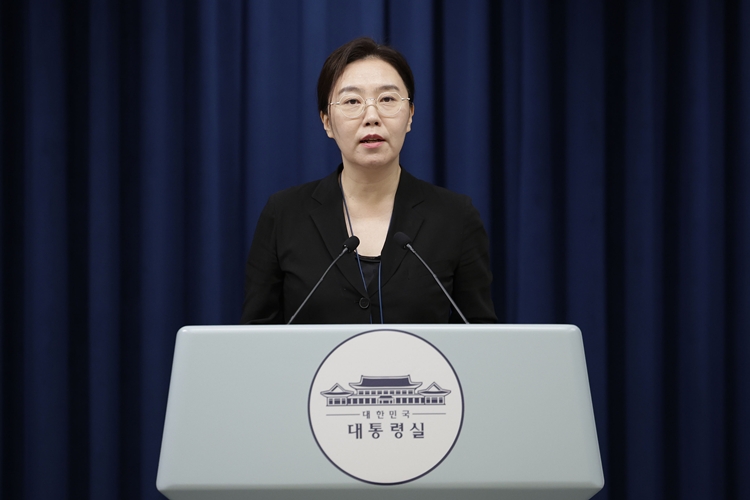 강유정 대변인이 24일 서울 용산 대통령실 청사에서 대통령 주재 수석보좌관 회의 관련 브리핑을 하고 있다. / 뉴시스