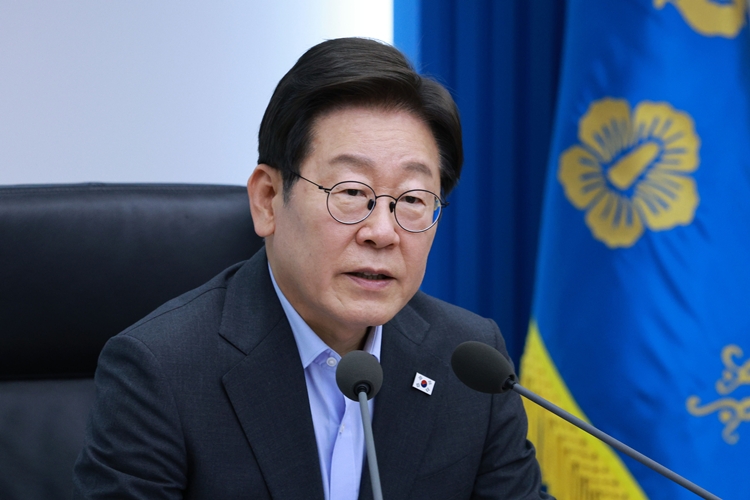 이재명 대통령이 24일 서울 용산 대통령실 청사에서 열린 제5차 수석보좌관회의에서 발언하고 있다. / 뉴시스