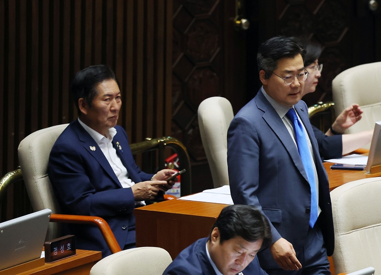 정청래·박찬대 더불어민주당 당 대표 선거 후보(기호순)가 강선우 의원의 여성가족부 장관 후보자 사퇴 과정에서 의견 차이를 드러냈다. 사진은 정 후보가 지난 23일 국회에서 열린 본회의에서 박 후보를 바라보고 있는 모습. / 뉴시스