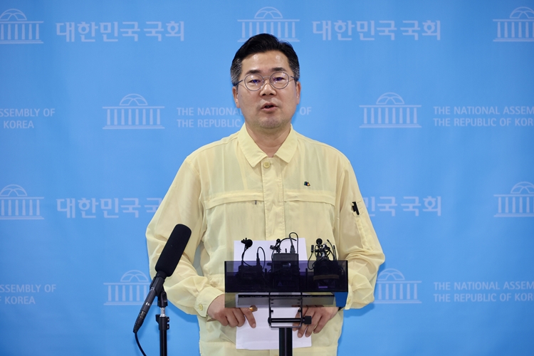 박찬대 더불어민주당 당 대표 후보가 24일 오전 국회 소통관에서 기자회견을 마치고 취재진의 질문에 답변하고 있다. / 뉴시스