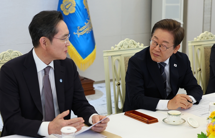 이재명 대통령이 지난 24일 이재용 삼성전자 회장을 만나 만찬 회동을 가졌다고 강유정 대통령실 대변인이 전했다. 사진은 지난달 13일 서울 용산 대통령실에서 열린 6경제단체와 기업인 간담회에서 이재용 삼성전자 회장의 발언을 경청하는 모습. / 뉴시스