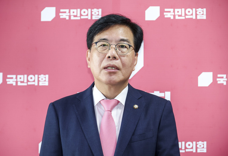 송언석 국민의힘 비상대책위원장 겸 원내대표가 25일 서울 여의도 국회에서 특검의 국민의힘 의원실 압수수색 관련 입장발표를 하고 있다. /뉴시스