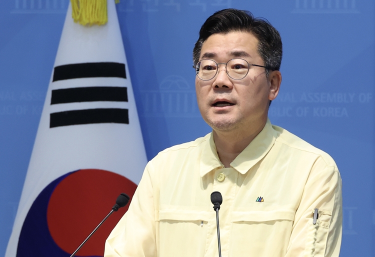 더불어민주당 당권 주자인 박찬대 의원이 지난 1월 윤석열 전 대통령에 대한 체포영장 집행을 막았던 45명의 국민의힘 의원 제명 촉구 결의안을 발의했다. 사진은 박 의원이 지난 24일 국회 소통관에서 기자회견을 하고 있는 모습. / 뉴시스