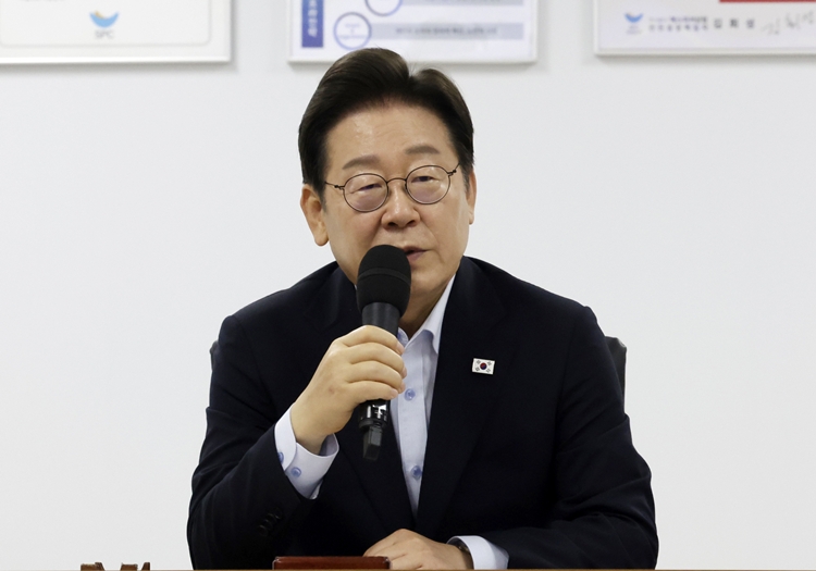이재명 대통령이 25일 경기 시흥시 SPC삼립 시화공장에서 열린 산업재해 근절 현장 노사간담회에서 발언하고 있다. / 뉴시스