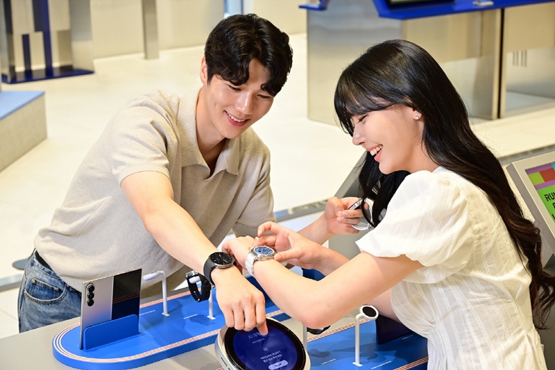 삼성스토어 홍대 ‘갤럭시 스튜디오’에서 ‘갤럭시 워치8’과 ‘갤럭시 워치8 클래식’을 체험하는 모습 / 삼성전자