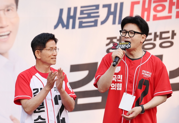 한동훈 전 국민의힘 대표가 지난 5월 26일 서울 도봉구 방학사거리 인근에서 열린 김문수 전 국민의힘 대선 후보의 집중유세에서 합동유세를 하고 있다. /뉴시스