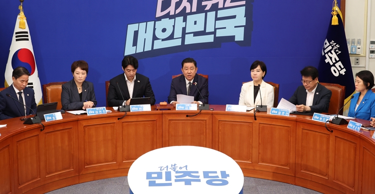 강선우 더불어민주당 의원의 여성가족부 장관 후보 자진 사퇴 등으로 이재명 정부의 인사 논란이 사실상 일단락된 가운데, 더불어민주당이 국민의힘을 향한 대대적인 공세에 나선 모습이다. 사진은 김병기 당 대표 직무대행 겸 원내대표가 25일 국회에서 열린 최고위원회의에서 발언을 하고 있는 모습. / 뉴시스