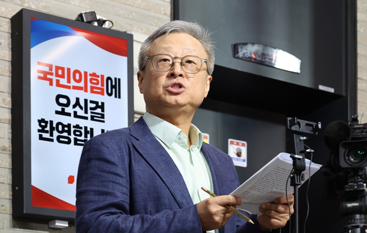 유일준 국민의힘 당무감사위원장이 25일 서울 여의도 국민의힘 당사에서 지난 대선 당시 김문수-한덕수 후보 교체 사태와 관련한 당무감사 결과 브리핑을 하고 있다. /뉴시스