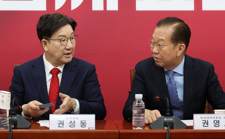 권영세(오른쪽) 전 국민의힘 비대위원장과 권성동 전 원내대표가 단일화 내홍을 겪던 지난 5월 8일 오전 서울 여의도 국회에서 열린 비상대책위원회의에서 대화하고 있는 모습. /뉴시스