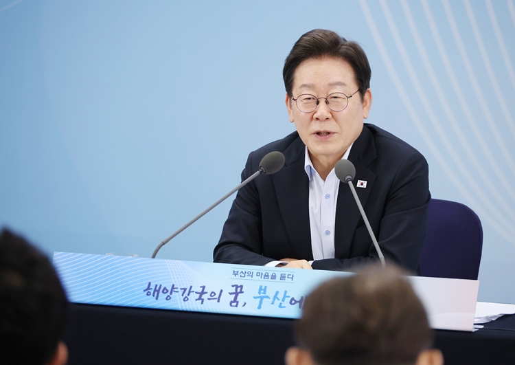 이재명 대통령이 25일 부산 부경대에서 열린 타운홀미팅 '부산의 마음을 듣다' 지역 주민 간담회에서 발언하고 있다. (대통령실통신사진기자단) / 뉴시스
