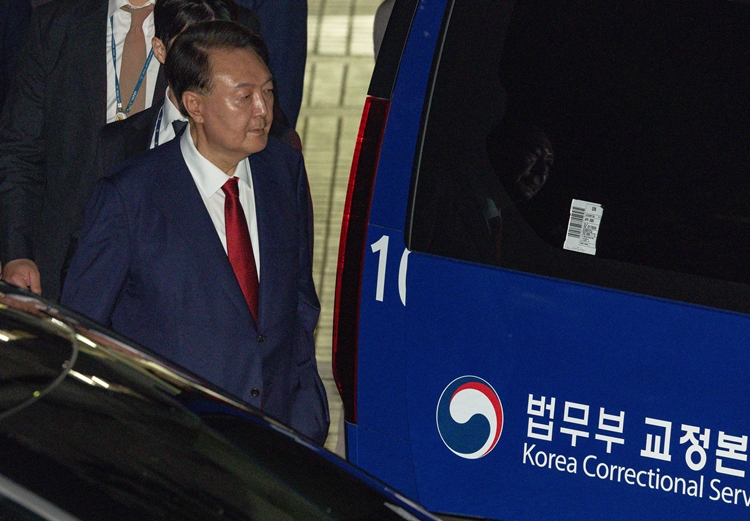 윤석열 전 대통령이 지난 9일 서울 서초구 서울중앙지법에서 열린 직권남용 등 혐의 영장실질심사(구속 전 피의자 심문)를 마친 뒤 대기 장소인 서울구치소로 이동하기 위해 법원을 나서고 있다. /뉴시스