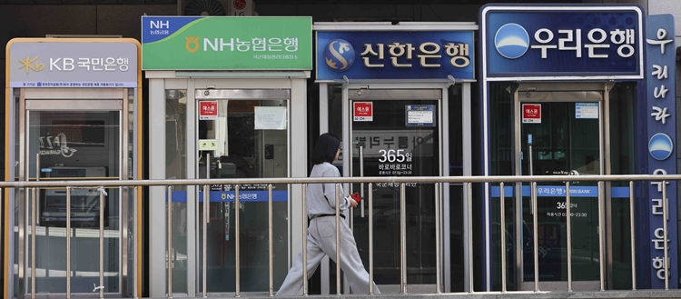 이재명 대통령이 금융권의 이자놀이를 질타하며 투자 확대에 신경써달라고 당부한 가운데 금융당국이 금융권 협회장들을 불러 대책을 논의했다. / 뉴시스