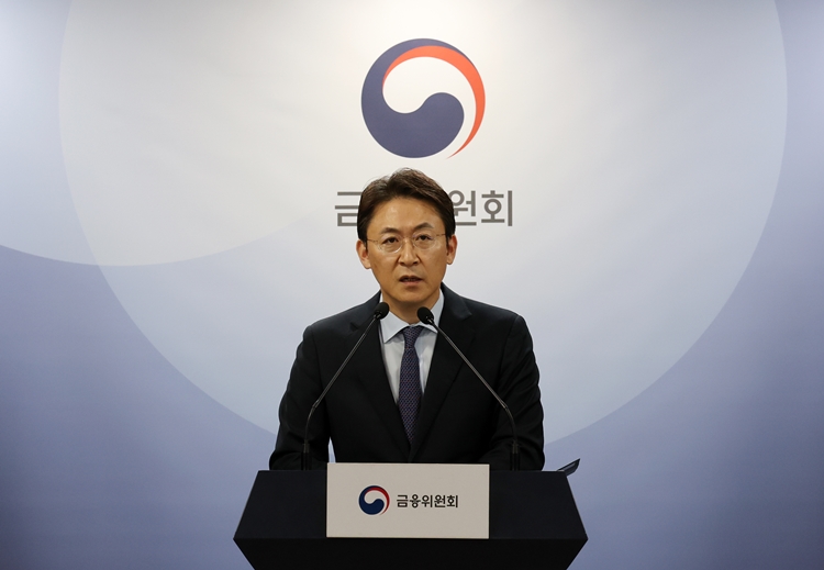 권대영 부위원장은 28일 금융권 협회장과의 간담회를 열고 “금융이 시중 자금의 물꼬를 AI 등 미래 첨단산업과 벤처기업, 자본시장 및 지방·소상공인 등 생산적이고 새로운 영역으로 돌려 지속가능한 경제성장을 뒷받침해 나가야 한다”고 말했다. 사진은 지난 5월 14일 브리핑에서 모습. / 뉴시스
