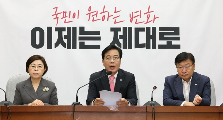 송언석 국민의힘 비상대책위원회 위원장 겸 원내대표가 29일 서울 여의도 국회에서 열린 원내대책회의에서 발언을 하고 있다.  /뉴시스