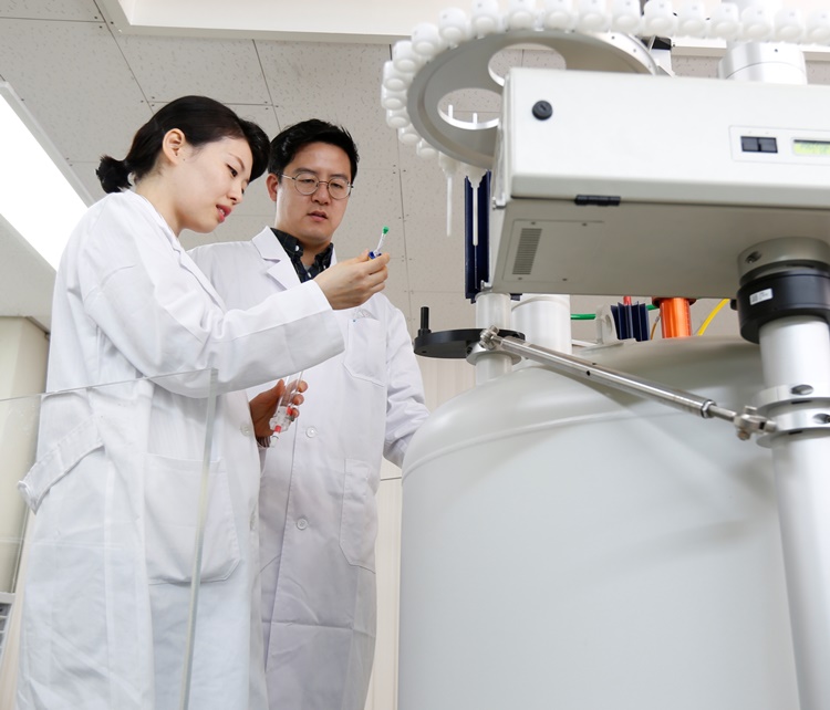 금호석유화학그룹이 글로벌 수요 침체와 중국산 공급과잉에 대응하기 위해 R&D 확대에 나서고 있다. 사진은 금호석유화학 중앙연구소 연구원들의 모습 / 금호석유화학
